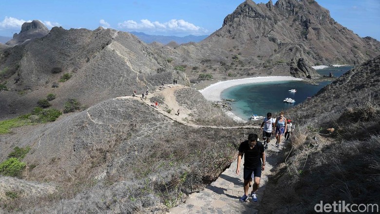 Pulau Padar Pulau Padar masuk dalam kawasan Taman Nasional Komodo, NTT. Pulau ini jadi salah satu destinasi wisata andalan yang tersohor dengan panorama alam yang memesona.