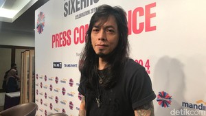 Kalau kita biasanya ngobrolin soal lagu, soal makanan dan ya banyak sih, kadang suka ngomongin tingkah laku orang juga, cerita Ovy seraya tertawa. Foto: Hanif/detikHOT