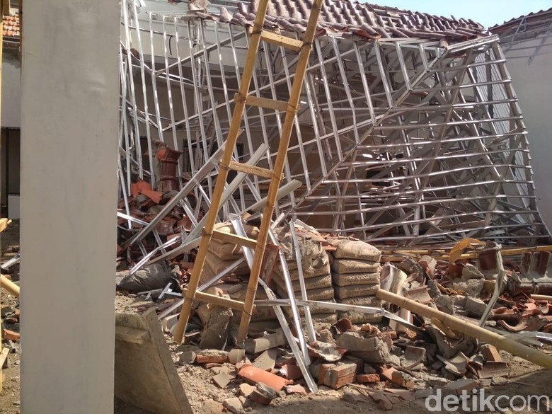 Korban Ambruknya Atap Kantor Kecamatan di Jember Alami Luka pada Paha Korban Ambruknya Atap Kantor Kecamatan di Jember Alami Luka pada Paha