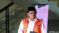 Supendi diduga menerima duit Rp 200 juta. Omarsyah diduga menerima total Rp 350 juta. Sedangkan Wempy diduga menerima Rp 560 juta selama 5 kali pada Agustus dan Oktober 2019.