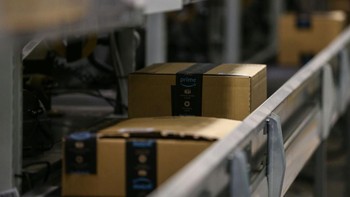 Momen belanja akhir tahun seperti Black Friday dan Cyber Monday membuat Amazon panen. Foto: Getty Images