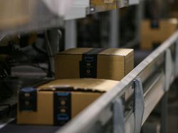 Kesibukan Gudang Toko Online Terbesar Dunia di Musim Belanja