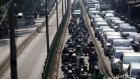 Begini penampakan aksi nekat para pemotor saat menerobos jalur bus TransJakarta.
