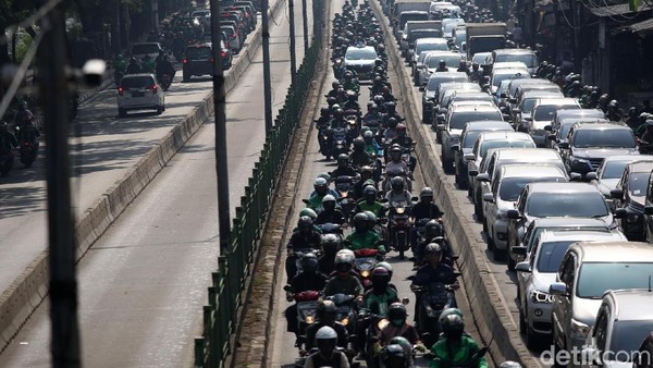 Lagi, Pemotor Terobos Massal Jalur TransJakarta