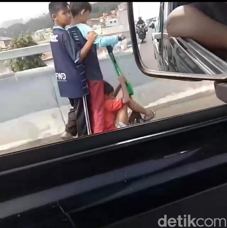 Viral Tiga Bocah Bandung Pakai Skuter Listrik di Fly Over Pasupati