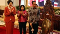 Dengan memukul gong, Jokowi membuka kongres Kowani Tahun 2019, di Istana Negara, Jakarta, Selasa (03/12/2019).
