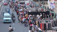 PKL Senen menolak direlokasi ke Pasar Kenari dan memilih tetap berjualan di trotoar kawasan senen, Jakarta Pusat.