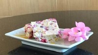 Hidangan yang satu ini namanya Mie Instan Raspberry Dessert. Jangan tanya bahan bakunya, sudah pasti mie instan. Membayangkan rasanya saja sudah ngeri ya. Foto: istimewa