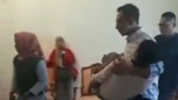 Shalfa pingsan digendong ayahnya