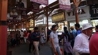 Di depan etalase, terlihat pegawai-pegawai toko menawarkan dengan berbagai bahasa. Jangan kaget kalau mendengar mereka menawarkan dalam bahasa China dan Indonesia. Banyaknya pengunjung dari negara ini membuat mereka cukup fasih berbahasa Indonesia.  (Bonauli/detikcom)