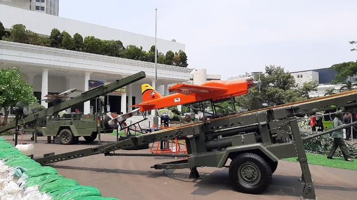Kementerian Pertahanan (Kemhan) menggelar pameran industri alat peralatan pertahanan dan keamanan (Alpalhankam) dalam negeri. Menhan Prabowo Subianto mengatakan pameran tersebut adalah salah satu upaya untuk mengandeng swasta dalam meningkatkan pertahanan dan keamanan nasional.