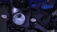 Tambahan aksesoris lainnya yang ada di Yamaha XSR 155 versi cafe racer ini adalah cover radiator, tail tidy, tank pad, dan bentuk jok yang baru. Foto: Rifkianto Nugroho