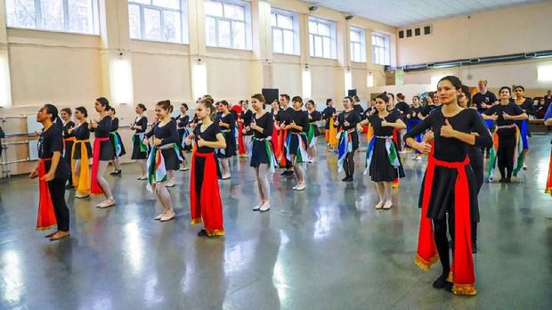 Para mahasiswi Kazan State Institute of Culture (KazGIK) mengikuti workshop tarian Angguk dalam rangka Indonesian Day di Kazan State Institute of Culture (30/11).