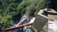 Traveler juga bisa menuju ke puncak air terjun dengan tangga tembok yang ada di samping rumah mesin ini. Namun harus hati-hati karena tangganya lumayan licin karena lumut. 