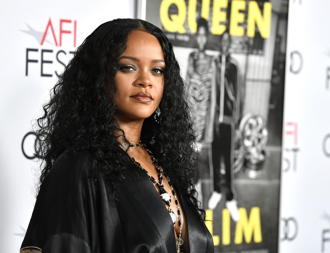Beberapa bulan lalu, Rihanna menyumbangkan dana US$ 5 juta atau sekitar Rp 83 miliar untuk penanggulangan wabah COVID-19 melalui yayasannya, Clara Lionel Foundation (CLF). Dilansir dari Sky News, donasi tersebut terbagi untuk pengadaan alat pelindung diri, makanan bagi orang-orang yang terdampak virus corona, dan penelitian vaksin virus berbahaya tersebut. (Foto: Frazer Harrison/Getty Images)