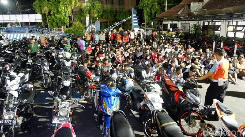 Razia Balap Liar di Kediri, 100 Sepeda Motor Terjaring Razia Balap Liar di Kediri, 100 Sepeda Motor Terjaring