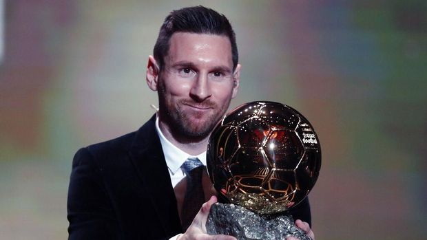 Lionel Messi di Upacara Penghargaan Golden Ball Ballon d'Or di Paris pada Senin, 2 Desember 2019 (AP Photo/Francois Mori) Barcelona's soccer player Lionel Messi holds the trophy of the Golden Ball award ceremony in Paris, Monday, Dec. 2, 2019. Messi won the Ballon d'Or for sixth time. (AP Photo/Francois Mori)