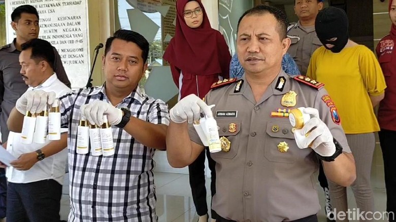 Peredaran Kosmetik Ilegal di Banyuwangi Digagalkan, 2 Pengedar Diamankan Peredaran Kosmetik Ilegal di Banyuwangi Digagalkan, 2 Pengedar Diamankan