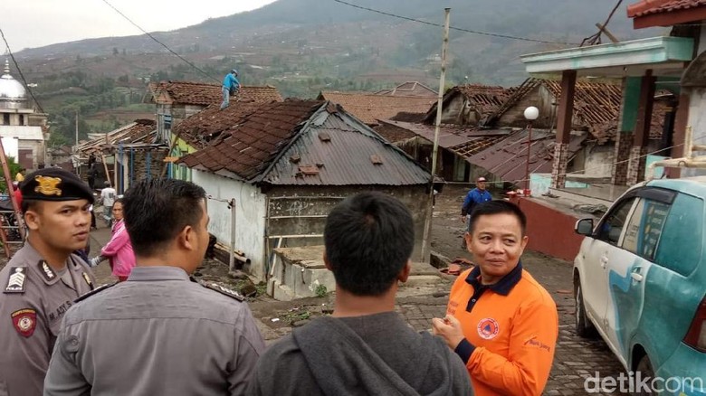 73 Rumah Warga Temanggung Rusak Diterjang Angin Kencang 73 Rumah Warga Temanggung Rusak Diterjang Angin Kencang