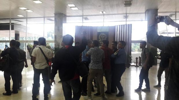 Pamdal DPR dan para mahasiswa itu terus bersitegang.