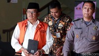 Bupati nonaktif Indramayu, Supendi, menjalani pemeriksaan di KPK, Jakarta, Selasa (3/12/2019).