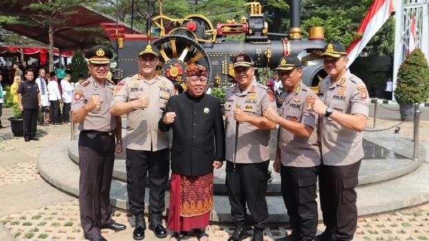 Penghargaan juga diberikan kepada Kapolda Metro Jaya
