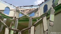 Atap dan kubah Masjid Jami Baitul Mamur yang berada di Desa Karangasem Kecamatan Sedan, Rembang runtuh. Tidak ada korban jiwa dalam insiden tersebut.