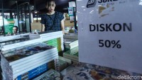 Seorang warga tengah mencari buku di bazar wisata buku di Pasar Kenari, Jakarta. Selasa (3/12/2019).