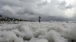 Foto Pantai Berselimut Busa, Banyak yang Main padahal Bahaya