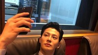 Ini momen ketika Cha In Ha foto selfie dengan segelas kopi di belakangnya. Posenya keren dengan setelah formal seperti ini. Foto: Instagram @chainha_715