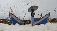 Pejabat penanganan polusi di India berharap semoga polusi busa-busa tersebut akan surut dalam hitungan hari (Arun SANKAR / AFP)