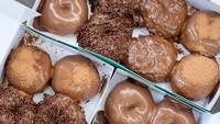 Jika ingin memesan donat yang lembut dan enak Dapur Ola bisa jadi pilihan. Donatnya kecil dan mungil, dengan topping coklat menggugah selera, yummy! Foto: Instagram @dapurola