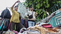 Warga tengah memilih baju yang dijajakan oleh PKL Senen.