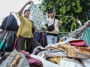 Menolak Direlokasi, PKL Senen Bertahan di Trotoar