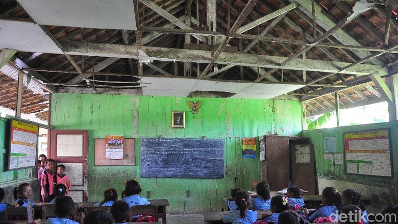 Miris! Siswa SD Negeri Grobogan Belajar di Ruang Kelas yang Nyaris Ambruk Miris! Siswa SD Negeri Grobogan Belajar di Ruang Kelas yang Nyaris Ambruk
