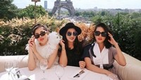 Ashanty berpose cantik di Paris dengan kedua sahabatnya Ririn Ekawati dan Nindy Pasady Harsono. Foto: Instagram @ashanty_ash