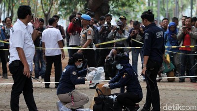 Polisi Olah TKP Ledakan Granat di Monas