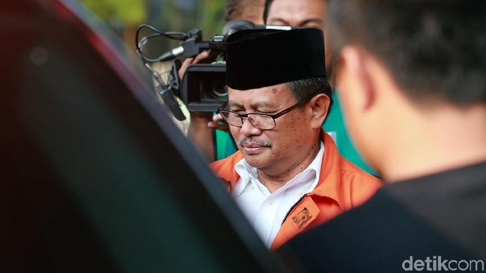 Bupati nonaktif Indramayu Supendi menjalani pemeriksaan di KPK. Ia diperiksa terkait kasus suap yang menjerat dirinya.