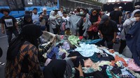 Mereka biasanya menggelar lapak mulai sore hingga malam hari. Mereka menggelar lapak di trotoar hingga ke ruas jalan.