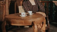 Memakai pakaian batik lurik, Ashanty terlihat cantik dengan dua cangkir minuman di depannya. Foto: Instagram @ashanty_ash