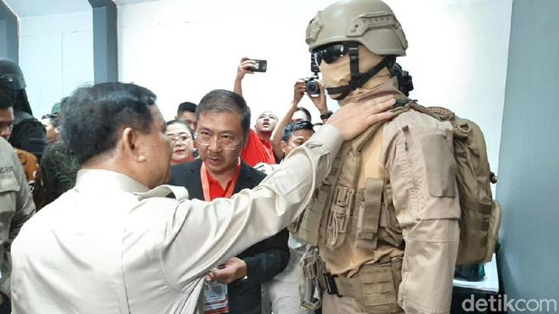 Prabowo dan Panglima TNI Tinjau Pameran Alutsista di Kemhan