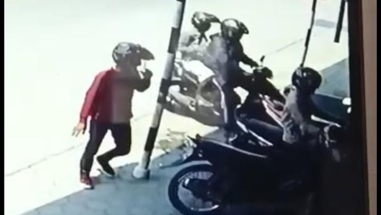 Terekam CCTV! Komplotan Maling Gasak Rp 50 Juta dalam Jok Motor Terekam CCTV! Komplotan Maling Gasak Rp 50 Juta dalam Jok Motor