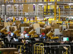 Kesibukan Gudang Toko Online Terbesar Dunia di Musim Belanja