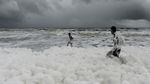 Foto Pantai Berselimut Busa, Banyak yang Main padahal Bahaya