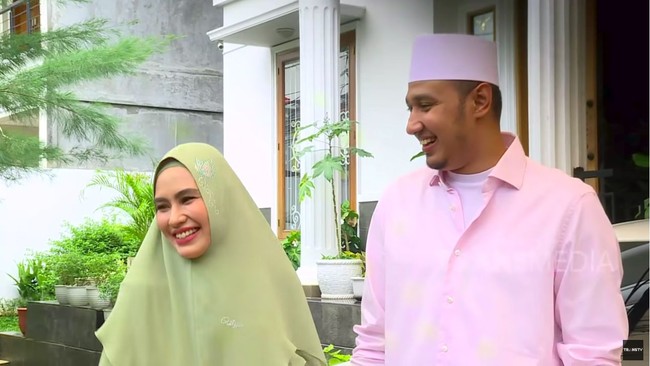 Sejak hijrah, Kartika Putri telah menyatakan keinginannya untuk mendapatkan suami dari taaruf. Kini, selebriti yang dulu dikenal sebagai presenter ini sudah dinikahi oleh Habib Usman bin Yahya. Foto: dok. YouTube Official Trans TV