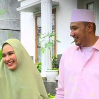 Sejak hijrah, Kartika Putri telah menyatakan keinginannya untuk mendapatkan suami dari taaruf. Kini, selebriti yang dulu dikenal sebagai presenter ini sudah dinikahi oleh Habib Usman bin Yahya. Foto: dok. YouTube Official Trans TV