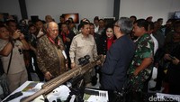 Prabowo tampak mengenakan baju safari warna krem, sedangkan Hadi memakai seragam.