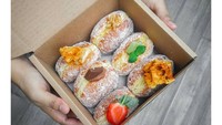 Blooms Doughnuts disajikan dengan penampilan klasik bertabur gula halus dengan beragam isian. Tak lupa di atasya diberi topping buah segar yang nikmat.  Foto: Instagram @bloomsdoughnuts