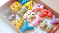 Donat dengan beragam topping menarik ini berbentuk alphabet. Donat Wondernuts adapula yang diberi topping lucu warna-warni, dan isian selai serta coklat lumer. Foto: Instagram @wondernuts.id