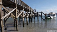 Sejumlah akses maupun fasilitas pun dibangun guna memberikan rasa aman dan nyaman bagi para wisatawan yang datang untuk menuju ke Pulau Padar.